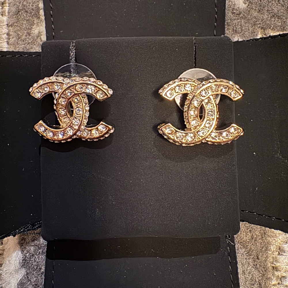 CHANEL Gold and pearl Logo Earrings